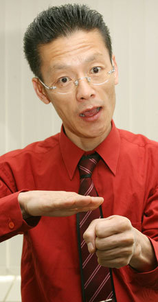 청각장애인 부인과 함께 7년간 자료를 수집한 끝에 ‘프리미엄 수화’를 펴낸 정택진 씨가 ‘사랑한다’는 뜻의 수화 동작을 해 보였다. 강병기  기자