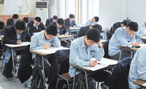 고교 1학년 중간고사는 고3 때까지 큰 영향을 미치므로 철저한 학습 계획을 세워 준비해야 한다. 동아일보 자료 사진