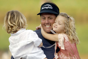 2006 벨사우스클래식에서 우승한 필 미켈슨이 아들 에반(왼쪽), 딸 소피아를 안고 기쁨을 나누고 있다. 1남 2녀를 둔 미켈슨은 가정적인 프로골퍼로 유명하다. 덜루스= AP 연합뉴스