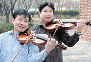 서울시향 사상 첫 부자 단원이 된 바이올리니스트 진영규 씨(왼쪽)와 비올리스트인 아들 민호 씨. 김재명 기자