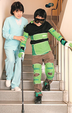 경기 성남시 분당서울대병원 노인체험 실습실에서 노인체험을 하고 있는 본보 장원재 기자. 20대의 장 기자는 각종 기구를 통해 생물학적인 80대 노인 상태를 체험하면서 건강한 노후 준비의 필요성을 절감했다. 강병기 기자