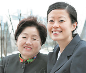IOC 직원인 박현숙 씨(오른쪽) 와 그의 친어머니 박승자 씨.김재명 기자