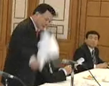 4일 국회 귀빈식당에서 충북지역 원로들과 간담회를 하던 추병직 건설교통부 장관이 서류를 집어던지는 모습. SBS TV화면 촬영