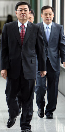 현대·기아자동차그룹의 비자금 사건에 대한 수사가 빨라지는 모습이다. 검찰 관계자는 5일 “대기업 사건은 수사를 오래 하면 할수록 범죄혐의가 늘어난다”고 말했다. 정상명 검찰총장(왼쪽) 등 검찰 수뇌부는 이번 사건의 방향과 파장에 대해 어떤 생각을 하고 있을까. 동아일보 자료 사진
