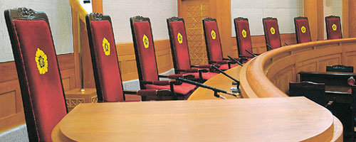 6일 오후 2시 서울 종로구 재동 헌법재판소 대심판정에서 ‘신문 등의 자유와 기능 보장 등에 관한 법률’과 ‘언론중재 및 피해구제 등에 관한 법률’에 대한 헌법소원 사건 공개변론이 열린다. 공개변론은 헌재 재판관 9명 전원이 참석한 가운데 이뤄지며 일반인에게도 공개된다. 동아일보 자료 사진