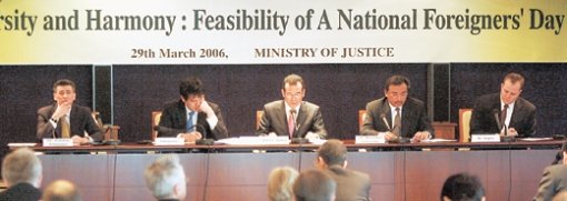 지난달 29일 법무부 주관 이민 정책 포럼에 참석한 피터 로 주한 호주 대사, 조우석 법무부 출입국관리국 통상 정책 및 국제관계 담당관, 강명득 법무부 출입국관리국장, 무스타파 카멜 주한 방글라데시 대사, 로저스 폴 제임스 EWC 컨설팅 사장(왼쪽부터). 모두 외국인의 날 제정의 필요성을 강조했다. 원대연  기자