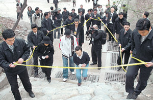 별난 경호하인스 워드 모자가 6일 서울 창덕궁 비원을 찾아 계단을 오르고 있다. 경호원들이 노란색 테이프를 들고 다니며 일반인의 접근을 막았다. 강병기 기자