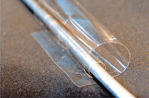 종이처럼 둘둘 말리는 배터리바이러스를 음극 재료로 이용해 만든 배터리가 얇은 종이처럼 둘둘 말려 있다. 생물체를 전자기기 만드는 데 응용한 연구는 이번이 처음이다. 사진 제공 사이언스