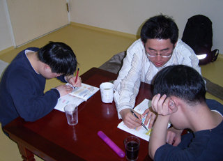 고대 장애인 봉사 동아리 '하나,둘, 다섯'고려대학교 장애인 봉사 동아리 '하나, 둘, 다섯' 학생들이 공릉동 '다운인의 집'에서 생활하는 다운인들에게 수학과 국어를 가르쳐주고 있다. 이들은 2년째 매주 수요일마다 '다운인의 집'을 방문해 봉사활동을 벌이고 있다.[연합]