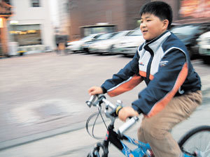 ‘세이브 더 칠드런’ 인천지부로부터 선물받은 자전거를 타고 좋아하는 전우성 군. 장원재 기자