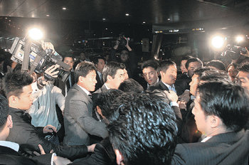 정몽구 현대·기아자동차그룹 회장이 귀국한 8일 새벽 인천공항에서 현대차 임직원과 취재진이 뒤엉켜 몸싸움을 벌이고 있다. 이날 공항에는 100여 명의 취재진이 몰렸으며 몸싸움 과정에서 일부 사진기자의 카메라가 부서지기도 했다. 인천=박영대 기자