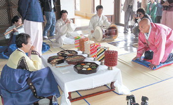 “어머니 절 받으세요”하인스 워드가 9일 경기 용인시 한국민속촌에서 한복을 입고 어머니 김영희(59) 씨의 만수무강을 빌며 큰절을 올리고 있다. 절을 처음 하는 워드의 얼굴에는 웃음이 가득했다. 용인=연합뉴스
