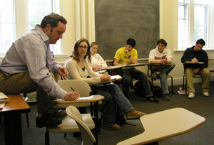 헨리 로런스 교수(왼쪽)가 진행하는 ‘세계의 미디어와 정치’ 강의에서 학생들이 격의없이 토론을 벌이고 있다.