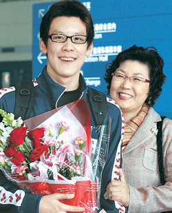한국 수영 사상 최초로 세계선수권 메달을 따낸 박태환이 어머니 유성미 씨와 함께 10일 입국했다. 인천=강병기 기자