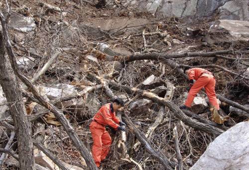 훼손된 수락산 계곡 12일 경기도 의정부시 수락산 9부능선 기차바위 인근에서 굴러떨어진 바위들로 계곡 일대가 훼손된 가운데 의정부소방서 구급대원들이 현장을 정리하고 있다. 연합