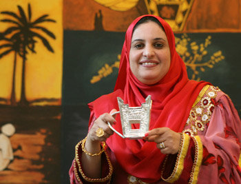 주한 오만 대사의 부인 아말 알 하다비 씨가 11일 오만 전통 분위기가 물씬 나는 서울 용산구 한강로의 카페 라바짜에서 열린 ‘오만의 밤’ 행사에서 은향로를 들고 손님을 맞이하고 있다. 향을 피운 은향로를 든 것은 환영의 뜻과 행복을 기원하는 마음이 담긴 것이라고 한다. 강병기 기자