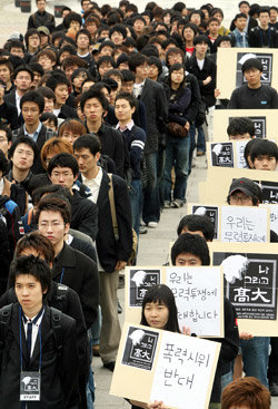 고려대 학생 300여 명이 13일 서울 안암동 캠퍼스에서 운동권 학생들의 교수 감금을 비판하는 집회를 하고 있다. 이들은 ‘학교의 정의가 죽었다’는 뜻에서 검은색 웃옷을 입고 폭력시위에 반대한다는 입장을 밝혔다. 박영대  기자