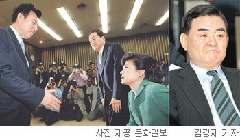 복잡 미묘한 시선들 공천헌금 사건의 당사자인 한나라당 김덕룡 의원과 박성범 의원이 13일 긴급 소집된 의원총회에서 신상 발언을 했다. 발언을 마친 김 의원(왼쪽 사진 왼쪽)이 박근혜 대표(왼쪽 사진 오른쪽)에게 악수를 청하고 있다. 결백을 주장하고 있는 박 의원(오른쪽 사진)은 의원총회장에서 입을 꽉 다문 채 앉아 있다.