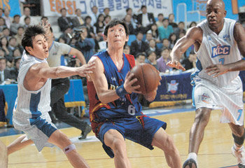 양동근도 이름 값 모비스 양동근(가운데)이 KCC 이상민(왼쪽)과 민렌드의 수비를 제치고 골밑을 파고들고 있다. 양동근은 10득점 4어시스트를 올리며 2001년 모비스 창단 후 첫 챔피언결정전 진출을 이끌었다. 전주=연합뉴스