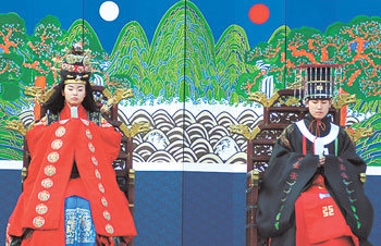 지난해 서울 종로구 운니동 흥선대원군의 사가인 운현궁에서 재현된 고종과 명성왕후의 국혼례. 서울시는 매년 봄가을에 가례 행사를 재현하고 있다. 사진 제공 서울시