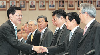 전국 검사장회의정상명 검찰총장(왼쪽)이 14일 서울 서초구 서초동 대검찰청에서 불법선거 대책 방안을 마련하기 위해 열린 전국검사장 회의에 앞서 참석자들과 악수하고 있다. 박영대  기자