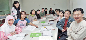 12일 고려대 국제어학원에서 한국어를 배우는 아시아 문화예술인. 문화관광부 초청으로 방한한 이들은 6개월간 머물면서 한국문화를 배운 뒤 문화교류에 앞장서게 된다. 왼쪽에 서 있는 여성은 강사 김정연 씨. 김재명  기자