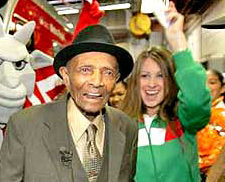 미국 로스앤젤레스의 MTA사에서 근무하다 100세 생일을 하루 앞둔 지난달 23일 퇴직했던 아더 윈스턴씨(왼쪽)의 생전 모습. 그는 퇴직한지 20일만에 심부전으로 숨졌다. 사진=LATimes 인터넷판