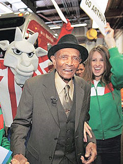 지난달 23일 100세 생일을 하루 앞두고 퇴직하던 날 동료들에게 둘러싸여 즐거워하던 아서 윈스턴 씨(왼쪽). LA타임스 인터넷판