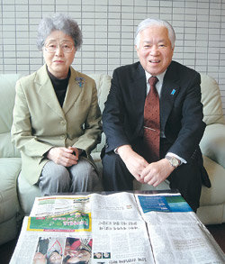 동아일보를 보며 “하루라도 빨리 한국에 가서 김영남 씨 모친과 만나고 싶다”고 말하는 요코타 시게루와 사키에 씨 부부. 이들 앞 테이블에는 김 씨 어머니인 최계월 씨와 자신들의 사진이 나란히 실린 12일자 동아일보가 놓여 있다. 가와사키=서영아  특파원