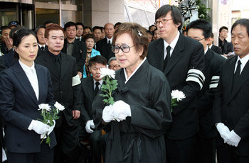 15일 오전 서울대병원 장례식장에서 열린 신상옥 감독의 영결식. 부인이자 ‘평생의 영화 동지’인 최은희 여사(가운데)가 마지막 헌화 전 잠시 멈춰 서서 영정 속 남편의 모습을 바라보고 있다. 이훈구  기자