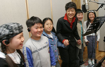 한나라당 박근혜 대표가 17일 오후 서울 서초구 서초동 ‘벨벳’ 녹음실에서 어린이들과 함께 5·31지방선거 유세 때 쓸 로고송을 녹음하고 있다. 연합뉴스