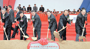 정몽구 현대 기아차그룹 회장(왼쪽에서 세 번째)이 18일 중국 베이징현대차 제2공장 기공식에서 김하중 주중 한국대사(왼쪽에서 두 번째), 왕치산 베이징 시장(왼쪽에서 네 번째) 등과 함께 첫 삽을 뜨고 있다. 사진 제공 현대자동차