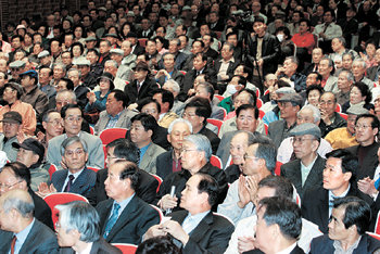 국민행동본부는 18일 오후 7시 서울 종로구 연지동 한국교회 100주년 기념관 대강당에서 ‘국민행동 아카데미’ 강연회를 열었다. 이날 1000여 명의 참석자는 김대중 전 대통령의 방북을 비판하는 강연을 들었다. 신원건 기자