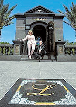 미국 플로리다 주 데이토나 비치에 있는 개인 영묘. 언젠가 이 영묘의 ‘주인’이 될 노인 부부가 앉아 있다.  출처=뉴욕타임스 인터넷판