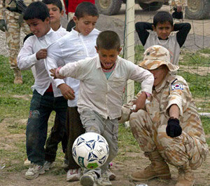 축구는 지구촌을 하나로 묶는다. 분쟁을 겪고 있는 이라크에서 한국군이 지켜보는 가운데 공을 차는 어린이들의 웃음이 해맑다. 동아일보 자료 사진