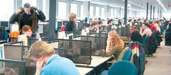 도서관 자리마다 컴퓨터 틸뷔르흐대 도서관의 대부분 좌석에는 컴퓨터가 놓여 있어 인터넷을 활용한 학습이 가능하다. 대학 곳곳에 조를 이뤄 공동 학습을 할 수 있는 공간이 마련돼 있다. 틸뷔르흐=허진석  기자