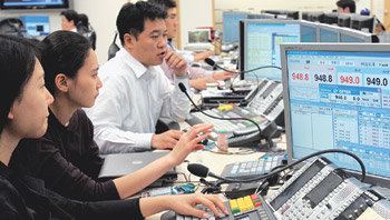 심각한 딜링룸 19일 서울 종로구 공평동 SC제일은행 본점 딜링룸에서 외환 딜러들이 심각한 표정으로 환율 변화를 지켜보고 있다. 이날 원-달러 환율은 전날보다 8원 떨어진 945.6원으로 8년 6개월 만에 최저치로 떨어졌다. 연합뉴스