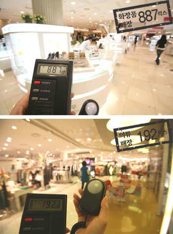 백화점에서는 조명도 ‘보이지 않는 판매사원’이다. 영캐주얼 매장은 클럽처럼 일부러 어둡게 만들어 놓는 식이다. 고객을 매장에 오래 붙잡아 두기 위해서다. 현대백화점 무역센터점 1층 화장품 매장(위 사진)의 조도는 887럭스인 데 비해 5층의 영캐주얼 매장은 192럭스로 어두운 편이다. 이훈구  기자