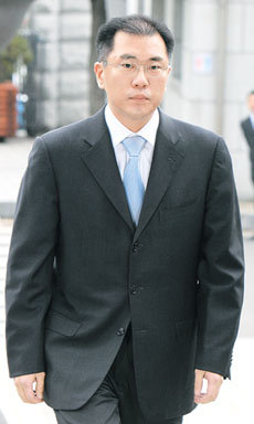 정의선 사장 검찰 출두정의선 기아자동차 사장이 비자금 조성과 경영권 편법 승계 비리 혐의 등에 대해 조사받기 위해 20일 오전 서울 서초구 서초동 대검찰청사에 출두하고 있다. 김재명  기자