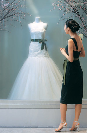 럭셔리 웨딩드레스는 결혼식을 앞둔 여성들의 꿈이다. 사진의 드레스는 베라 왕 제품으로 1900만 원. 모델=김문숙 헤어&메이크업=3스토리 바이 강성우 촬영협조=롯데백화점 에비뉴엘
