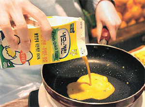 팩 속에 날계란을 넣은 ‘네모난 계란’. 현대백화점 서울 압구정 본점에서 판매하고 있다. 사진 제공 현대백화점