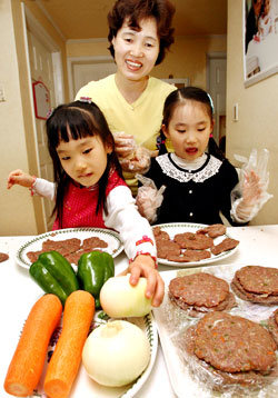 베이비시터 박명옥 씨가 19일 서울 양천구 목동의 한 아파트에서 아이들과 함께 햄버그스테이크를 만들며 요리실습을 하고 있다. 김미옥 기자