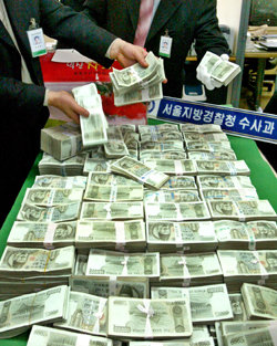 지난밤 체포되어 조사를 받고있는  조재환 민주당 사무총장의 트렁크에서 발견된 4억원과 사과상자를 21일 오후 서울경찰청에서 공개했다. 조재환 사무총장은 최낙도 전 의원에게서 '김제시장 공천을 받도록 해달라'는 청탁과 함께 현금 4억원이 든 사과상자 2개를 넘겨받은 혐의로 체포되어 조사를 받고 있다. 원대연기자