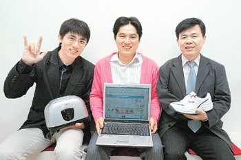 월 500만 원 이상 매출을 올리고 있는 장애인 인터넷 판매왕 고광채 이효권 김광현 씨(왼쪽부터)가 자신들이 판매하는 상품과 인터넷 판매사이트 화면을 보여 주고 있다. 김재명 기자