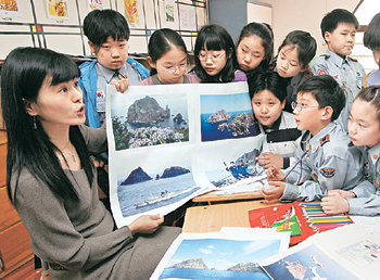 교육인적자원부가 독도 관련 계기수업 실시를 권고한 가운데 21일 서울 중구 덕수초등학교 학생들이 교사와 함께 독도 사진을 보며 수업하고 있다. 김동주 기자