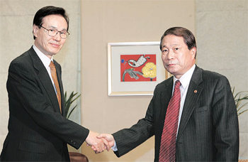 “해법 찾아봅시다”유명환 외교통상부 제1차관(오른쪽)과 야치 쇼타로 일본 외무성 사무차관이 21일 서울 종로구 외교통상부 청사에서 한일 외교차관 협의에 앞서 악수하고 있다. 원대연 기자