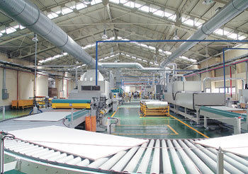 21일 충북 영동군 황간면 에넥스 가구 생산 공장. 최근 50여억 원을 투자해 접착제 없이 친환경 가구 자재를 생산하는 설비를 갖췄다. 사진 제공 에넥스