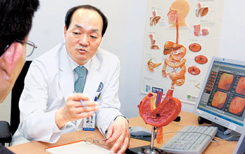 10일 세브란스병원 위암클리닉 노성훈 교수가 위암으로 의심되는 고 씨를 진찰하고 있다. 고 씨는 동네 병원에서 복통 때문에 위 내시경 검사를 받은 뒤 특이한 염증 소견이 보인다며 대학병원에서의 진찰을 권해 노 교수를 찾았다. 사진 제공 신촌세브란스병원