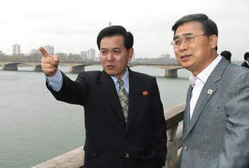 23일 제18차 남북 장관급회담에 참석한 남북 대표단이 평양 옥류관에서 점심식사를 했다. 식사를 마친 북측 대표단장 권호웅 내각참사(왼쪽)가 남측 수석대표인 이종석 통일부 장관에게 대동강 주변 경관에 대해 설명하고 있다. 평양=김경제 기자