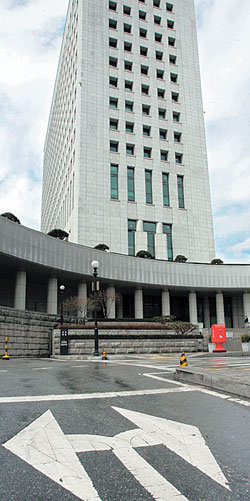 검찰 선택은…현대·기아자동차그룹 비자금 조성사건을 어떻게 마무리할지 검찰이 고심하고 있다. 정몽구 회장 부자를 둘 다 구속하거나 불구속하지는 않을 것으로 보여 누가 구속될지에 재계가 촉각을 곤두세우고 있다. 박영대 기자